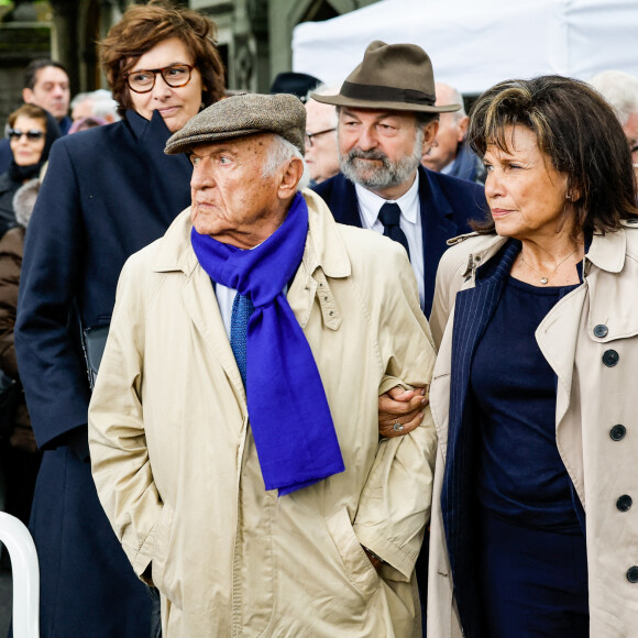 Pierre Nora et sa compagne Anne Sinclair, Inès de la Fressange et son compagnon Denis Olivennes (second rang) - Sorties des obsèques de l'avocat pénaliste, ancien ministre, grand officier de la Légion d'honneur, Georges Kiejman au cimetière du Montparnasse dans le 14ème arrondissement de Paris, France, le 12 mai 2023. © Cyril Moreau/Bestimage 