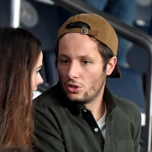 Vianney et sa compagne Catherine Robert (enceinte) - People en tribunes du match de football en ligue 1 Uber Eats : Le PSG (Paris Saint-Germain) remporte la victoire 2-1 contre Lyon au Parc des Princes à Paris le 19 septembre 2021. Lionel Urman/Panoramic/Bestimage 