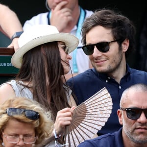 Le chanteur Vianney (Vianney Bureau) et sa compagne Catherine Robert dans les tribunes des internationaux de tennis de Roland Garros à Paris, France, le 3 juin 2018. © Dominique Jacovides - Cyril Moreau/Bestimage 