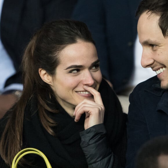 Le chanteur Vianney (Vianney Bureau) et sa compagne Catherine Robert - Célébrités dans les tribunes du parc des princes lors du match de football de ligue 1, le Paris Saint-Germain (PSG) contre En Avant de Guingamp (EAG) à Paris, France, le 29 avril 2018. Paris et Guingamp ont fait match nul 2 - 2. © Cyril Moreau/Bestimage