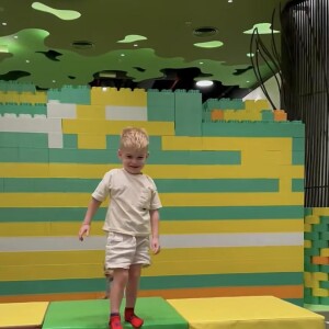 Et ont fui le centre
Maylone s'amuse dans un centre de jeux pour enfants.