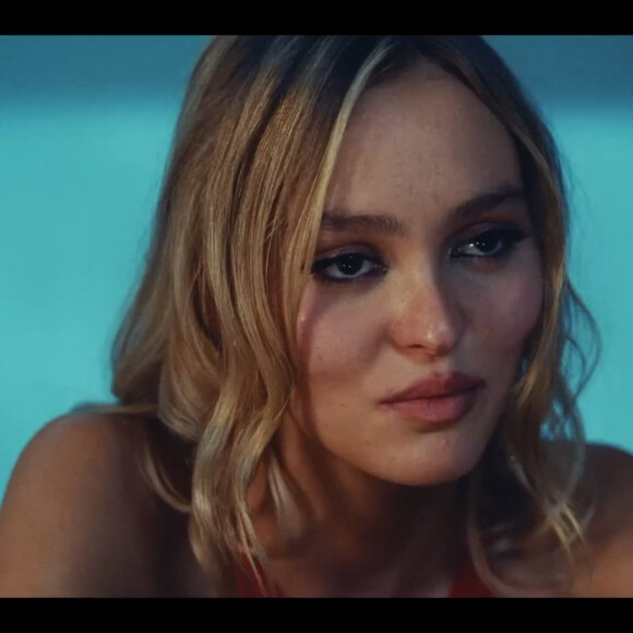 Une chose est sûre, la fille de Vanessa Paradis sait enflammer la Toile avec des clichés très sexy.
Lily-Rose Depp et Abel "The Weeknd" Tesfaye sont amoureux dans la nouvelle bande-annonce de The Idol, une série télévisée dont la première diffusion sur HBO est prévue en 2023. Jennie du group coréen BLACKPINK est également en vedette dans la série à venir.