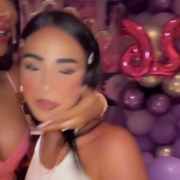 Elle a expliqué qu'elles avaient le même père
Maeva Ghennam présente sa demi-soeur sur Snapchat, le 15 mai 2023