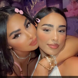 Les deux femmes semblent complices
Maeva Ghennam présente sa demi-soeur sur Snapchat, le 15 mai 2023