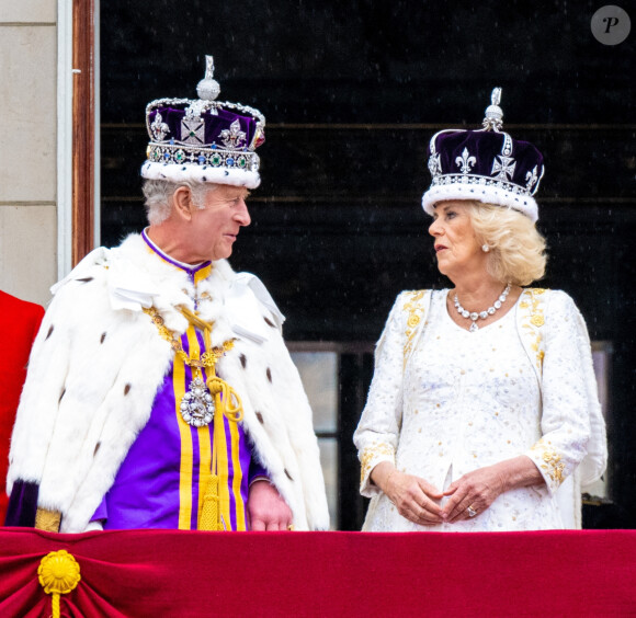 C'est un ancien camarade de Cambridge qui a fait des révélations, dévoilées dans le livre Charles III le mal aimé.
Le roi Charles III d'Angleterre et Camilla Parker Bowles, reine consort d'Angleterre - La famille royale britannique salue la foule sur le balcon du palais de Buckingham lors de la cérémonie de couronnement du roi d'Angleterre à Londres le 5 mai 2023.