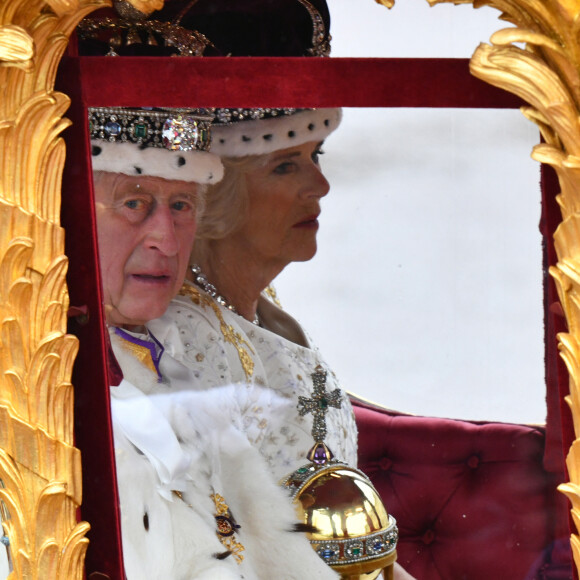 Le roi Charles III d'Angleterre et Camilla Parker Bowles, reine consort d'Angleterre - La famille royale britannique salue la foule sur le balcon du palais de Buckingham lors de la cérémonie de couronnement du roi d'Angleterre à Londres le 5 mai 2023.