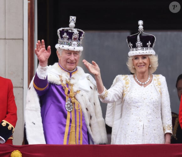 Le roi Charles III d'Angleterre et Camilla Parker Bowles, reine consort d'Angleterre - La famille royale britannique salue la foule sur le balcon du palais de Buckingham lors de la cérémonie de couronnement du