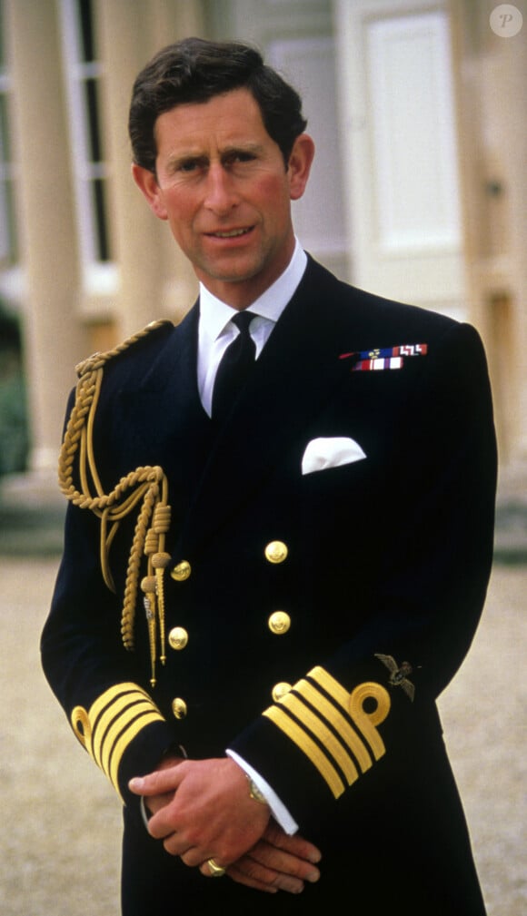 Charles III avait une réputation de grand séducteur lorsqu'il était célibataire.
Le roi Charles III d'Angleterre, devient capitaine général des Royal Marines - Le prince de Galles de l'époque portant son nouvel uniforme de capitaine de la Royal Navy à l'occasion de son 40ème anniversaire à Londres.