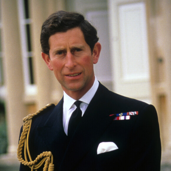 Charles III avait une réputation de grand séducteur lorsqu'il était célibataire.
Le roi Charles III d'Angleterre, devient capitaine général des Royal Marines - Le prince de Galles de l'époque portant son nouvel uniforme de capitaine de la Royal Navy à l'occasion de son 40ème anniversaire à Londres.