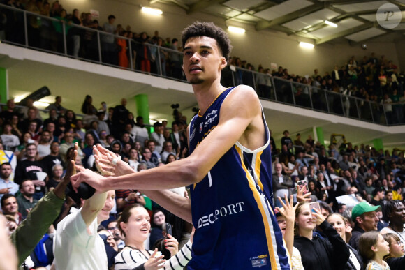 Après Tony Parker il y a plus de 20 ans, le jeune homme de 20 ans est attendu comme le nouveau phénomène du basket mondial

Victor Wembanyama aux supporters - Match de basket Nanterre - Metropolitans 92 (72 - 82) à Nanterre, le 9 mai 2023. Victor Wembanyama a joué son dernier match au sein de son club Boulogne-Levallois. Il est le probable numéro 1 de la Draft NBA. © Federico Pestellini / Panoramic / Bestimage