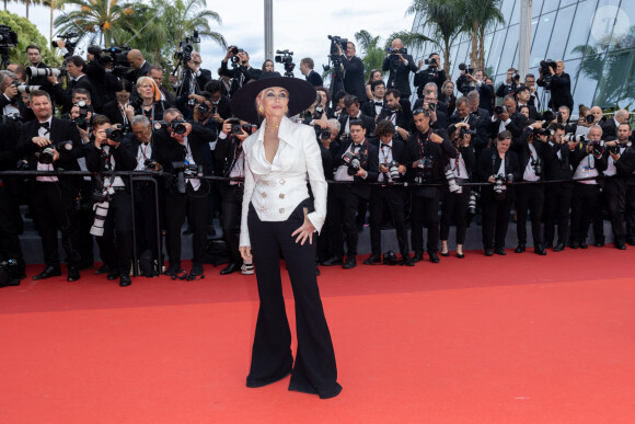  Si de nombreuses actrices ont choisi des robes de soirée, à l'image de Laura Smet ou encore d'Élodie Fontan, Emmanuelle Béart a opté pour un tout autre look.
Emmanuelle Béart - Montée des marches du film " Jeanne du Barry " pour la cérémonie d'ouverture du 76ème Festival International du Film de Cannes, au Palais des Festivals à Cannes. L © Olivier Borde / Bestimage