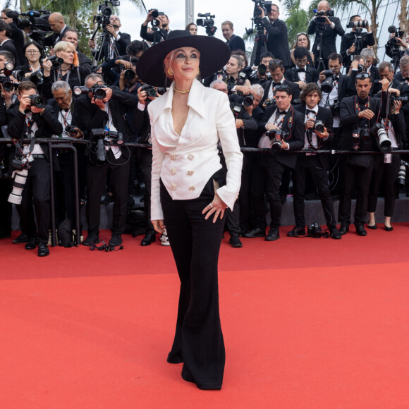  En effet, l'actrice a opté pour un magnifique ensemble composé d'un pantalon noir et d'une veste blanche. 
Emmanuelle Béart - Montée des marches du film " Jeanne du Barry " pour la cérémonie d'ouverture du 76ème Festival International du Film de Cannes, au Palais des Festivals à Cannes. Le 16 mai 2023 © Olivier Borde / Bestimage 