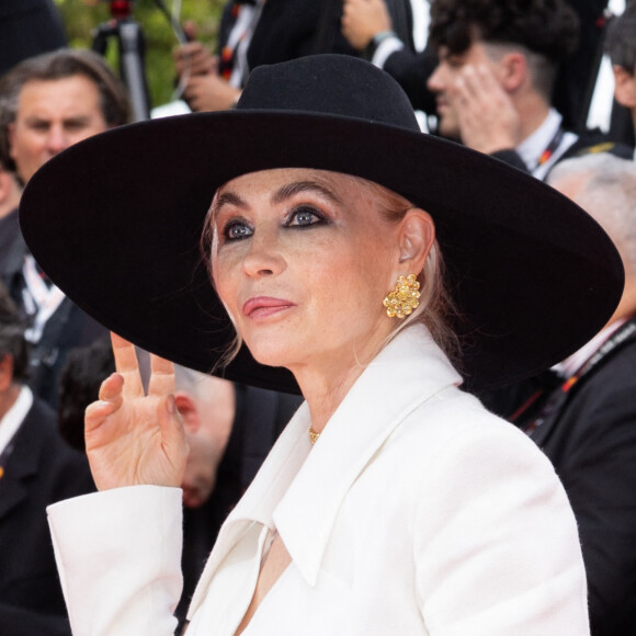 Emmanuelle Béart - Montée des marches du film " Jeanne du Barry " pour la cérémonie d'ouverture du 76ème Festival International du Film de Cannes, au Palais des Festivals à Cannes. Le 16 mai 2023 © Olivier Borde / Bestimage 