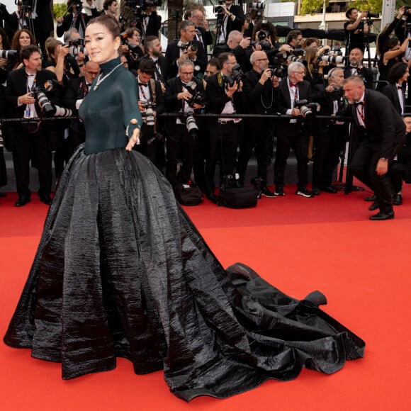 Gong Li - Montée des marches du film " Jeanne du Barry " pour la cérémonie d'ouverture du 76ème Festival International du Film de Cannes, au Palais des Festivals à Cannes. Le 16 mai 2023 © Jacovides-Moreau / Bestimage 