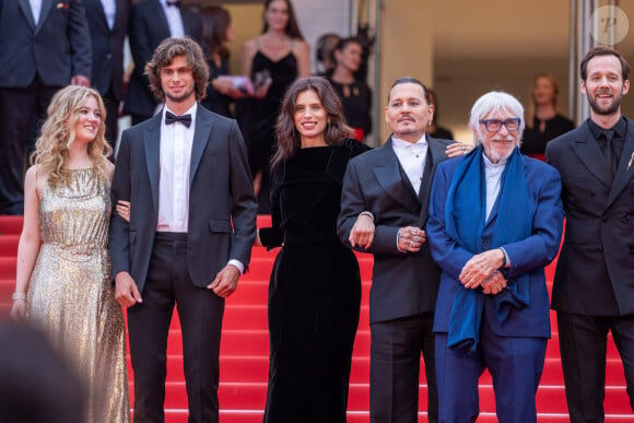 Pauline Pollmann, Diego Le Fur, Maïwenn Le Besco, Johnny Depp, Pierre Richard, Benjamin Lavernhe - Montée des marches du film " Jeanne du Barry " pour la cérémonie d'ouverture du 76ème Festival International du Film de Cannes, au Palais des Festivals à Cannes. Le 16 mai 2023 © Olivier Borde / Bestimage 