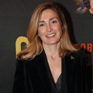 Après Sara Forestier, Alix Poisson et Julie Depardieu, c'est désormais au tour de Julie Gayet de reprendre les rênes de ce programme dans lequel elle incarne une enquêtrice chargée de retrouver un jeune garçon qui a été enlevé alors qu'il faisait un séjour à l'hôpital.
Exclusif - Julie Gayet - Célébrités au Concert de Robert Charlebois, " Robert en CharleboisScope " au Grand Rex à Paris France. © Bertrand Rindoff / Bestimage 