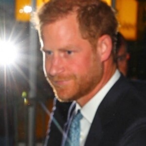 Il s'agissait-là de la première apparition publique des Sussex depuis le couronnement de Charles III.
Le prince Harry, duc de Sussex et Meghan Markle, duchesse de Sussex, et sa mère Doria Ragland, à la sortie de la cérémonie des "Women of Vision Awards" au Ziegfeld Theatre à New York, le 16 mai 2023.