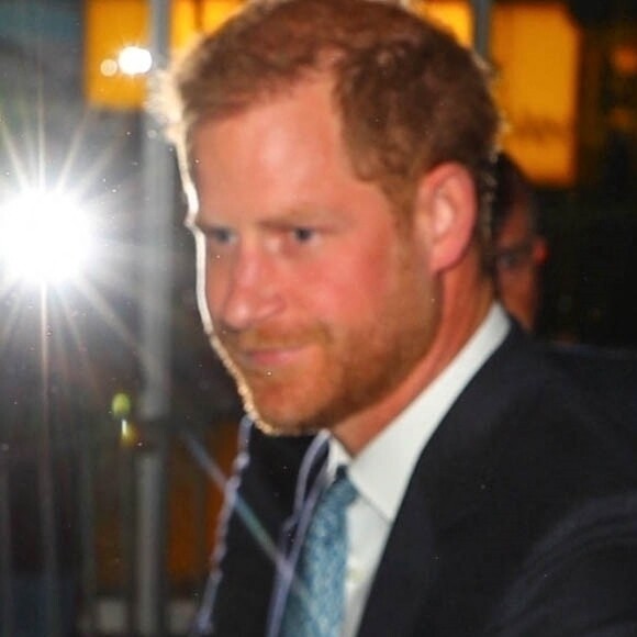 Il s'agissait-là de la première apparition publique des Sussex depuis le couronnement de Charles III.
Le prince Harry, duc de Sussex et Meghan Markle, duchesse de Sussex, et sa mère Doria Ragland, à la sortie de la cérémonie des "Women of Vision Awards" au Ziegfeld Theatre à New York, le 16 mai 2023.