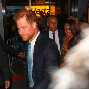 Le prince Harry, duc de Sussex et Meghan Markle, duchesse de Sussex, et sa mère Doria Ragland, à la sortie de la cérémonie des "Women of Vision Awards" au Ziegfeld Theatre à New York, le 16 mai 2023.