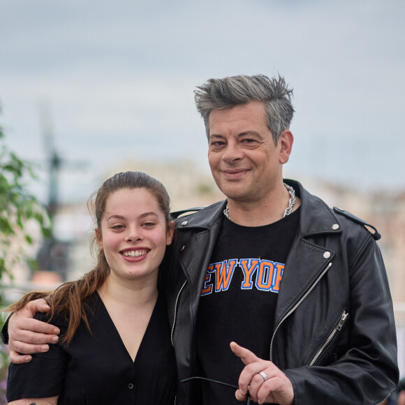 Ils monteront les marches ensemble dans la soirée. 
Benjamin Biolay et sa fille Anna Biolay au photocall de "Rosalie" lors du 76ème Festival International du Film de Cannes, le 18 mai 2023. © Jacovides/Moreau/Bestimage 