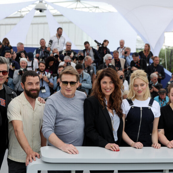 En compagnie de toute l'équipe du film ! 
Gustave Kervern, Benjamin Biolay, Guillaume Gouix, Benoît Magimel, Stéphanie Di Giusto, Nadia Tereszkiewicz, Anna Biolay et Juliette Armanet au photocall de "Rosalie" lors du 76ème Festival International du Film de Cannes, le 18 mai 2023. © Jacovides/Moreau/Bestimage 