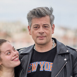 Benjamin Biolay était accompagné de sa fille Anna à Cannes ce jeudi.
Benjamin Biolay et sa fille Anna Biolay au photocall de "Rosalie" lors du 76ème Festival International du Film de Cannes. © Jacovides/Moreau/Bestimage 