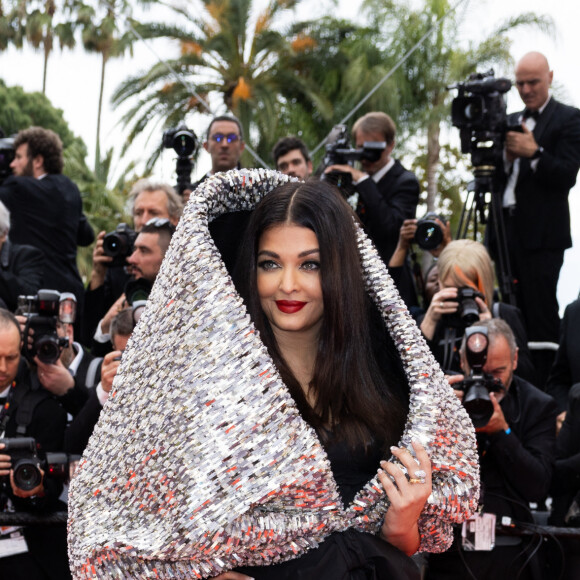 Aishwarya Rai dans une tenue Sophie Couture - Montée des marches du film " Indiana Jones et le cadran de la destinée (Indiana Jones and the Dial of destiny) " lors du 76ème Festival International du Film de Cannes, au Palais des Festivals à Cannes. Le 18 mai 2023 © Olivier Borde / Bestimage