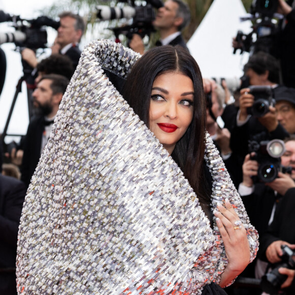 Aishwarya Rai dans une tenue Sophie Couture - Montée des marches du film " Indiana Jones et le cadran de la destinée (Indiana Jones and the Dial of destiny) " lors du 76ème Festival International du Film de Cannes, au Palais des Festivals à Cannes. Le 18 mai 2023 © Olivier Borde / Bestimage