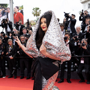 Aishwarya Rai dans une tenue Sophie Couture - Montée des marches du film " Indiana Jones et le cadran de la destinée (Indiana Jones and the Dial of destiny) " lors du 76ème Festival International du Film de Cannes, au Palais des Festivals à Cannes. Le 18 mai 2023 © Olivier Borde / Bestimage