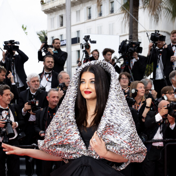 Une chose est sûre, l'actrice a la bouche sensuelle ne passe pas inaperçue
Aishwarya Rai dans une tenue Sophie Couture - Montée des marches du film " Indiana Jones et le cadran de la destinée (Indiana Jones and the Dial of destiny) " lors du 76ème Festival International du Film de Cannes, au Palais des Festivals à Cannes. Le 18 mai 2023 © Olivier Borde / Bestimage