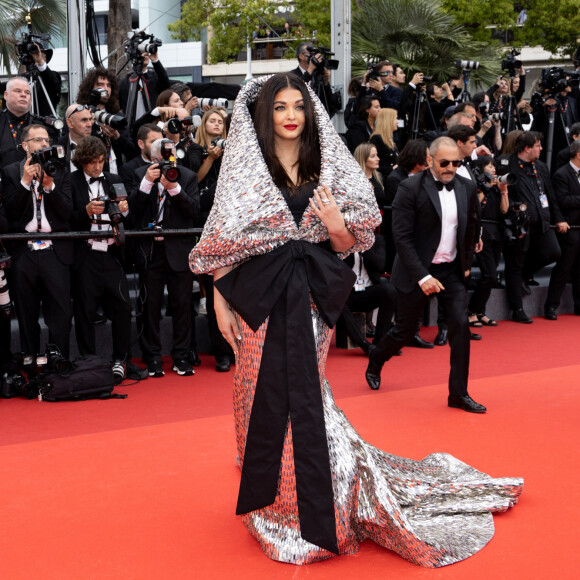 Aishwarya Rai dans une tenue Sophie Couture - Montée des marches du film " Indiana Jones et le cadran de la destinée (Indiana Jones and the Dial of destiny) " lors du 76ème Festival International du Film de Cannes, au Palais des Festivals à Cannes. Le 18 mai 2023 © Olivier Borde / Bestimage