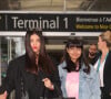 La veille elle a été vue avec sa fille qui a bien grandi !
Aishwarya Rai et sa fille Aaradhya arrivent à l'aéroport de Nice lors du 76ème Festival International du Film de Cannes, le 17 mai 2023.