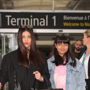 La veille elle a été vue avec sa fille qui a bien grandi !
Aishwarya Rai et sa fille Aaradhya arrivent à l'aéroport de Nice lors du 76ème Festival International du Film de Cannes, le 17 mai 2023.