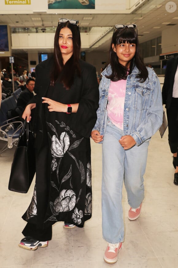 Aishwarya Rai et sa fille Aaradhya arrivent à l'aéroport de Nice lors du 76ème Festival International du Film de Cannes, le 17 mai 2023.