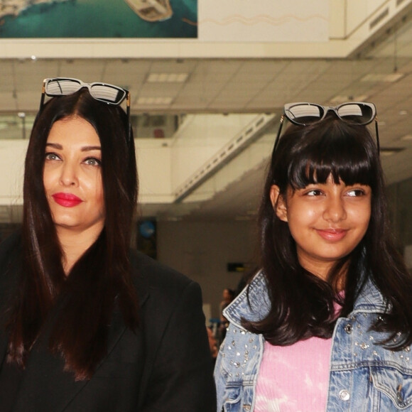 Aishwarya Rai et sa fille Aaradhya arrivent à l'aéroport de Nice lors du 76ème Festival International du Film de Cannes, le 17 mai 2023.