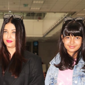 A quand le tapis rouge mère et fille ?
Aishwarya Rai et sa fille Aaradhya arrivent à l'aéroport de Nice lors du 76ème Festival International du Film de Cannes, le 17 mai 2023.