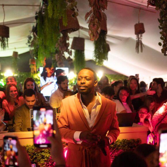 Exclusif - Dadju - Soirée du bijoutier APM Monaco sur la plage La Môme lors du 76ème Festival International du Film de Cannes le 17 mai 2023. © Rachid Bellak-Tiziano da Silva/Bestimage 