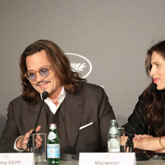Johnny Depp et Maïwenn Le Besco - Conférence de presse du film "Jeanne du Barry" lors du 76ème Festival International du Film de Cannes. Le 17 mai 2023 © Borde-Jacovides-Moreau / Pool / Bestimage 