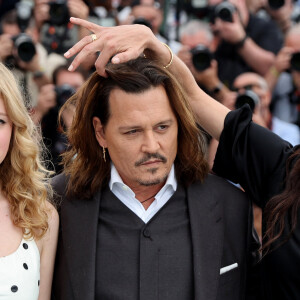 Johnny Depp et la réalisatrice Maïwenn au photocall de "Jeanne du Barry" lors du 76ème Festival International du Film de Cannes, le 17 mai 2023. © Dominique Jacovides/Cyril Moreau/Bestimage 
