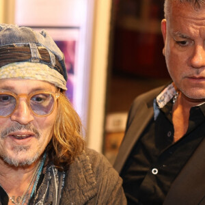Exclusif - Johnny Depp quitte la projection privée et la masterclass autour du film Donnie Brasco au cinéma du Panthéon à Paris le 26 avril 2023. Après, il est allé dîner à l'Atelier de Joel Robuchon en charmante compagnie.