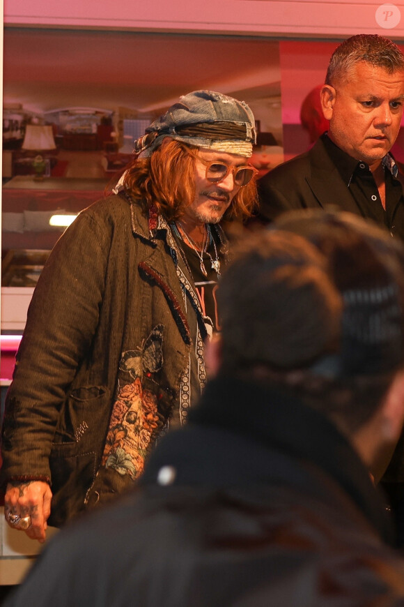 Exclusif - Johnny Depp quitte la projection privée et la masterclass autour du film Donnie Brasco au cinéma du Panthéon à Paris le 26 avril 2023. Après, il est allé dîner à l'Atelier de Joel Robuchon en charmante compagnie.