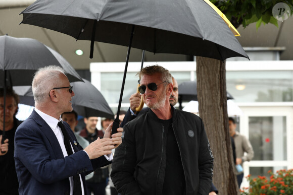 Sean Penn et Thierry Frémaux, en marge du photocall du film "Black Flies", lors du 76ème festival international du film à Cannes, le 19 mai 2023.