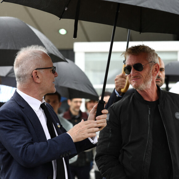 Sean Penn et Thierry Frémaux, en marge du photocall du film "Black Flies", lors du 76ème festival international du film à Cannes, le 19 mai 2023.
