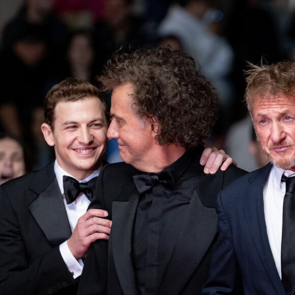 Tye Sheridan, Jean-Stéphane Sauvaire, Sean Penn, Raquel Nave - Montée des marches du film " Black Flies " lors du 76ème Festival International du Film de Cannes, au Palais des Festivals à Cannes. Le 18 mai 2023 © Jacovides-Moreau / Bestimage