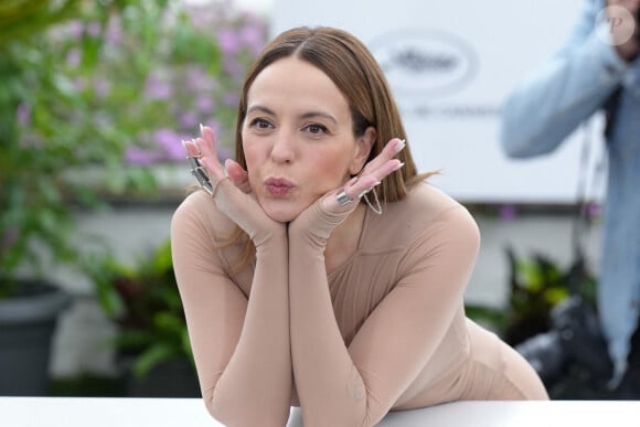 Sa robe transparente couleur chair laissait voir tout de son body string
La réalisatrice Monia Chokri au photocall de "Simple comme Sylvain" (Un certain regard) lors du 76ème Festival International du Film de Cannes, le 19 mai 2023. © Norbert Scanella / Panoramic / Bestimage