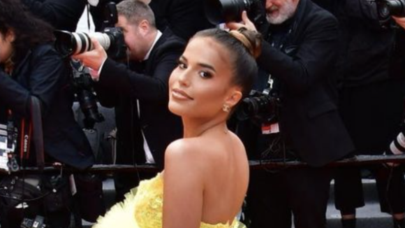 Poupette Kenza attaquée à Cannes : sa robe comparée à une "éponge", elle réagit cash