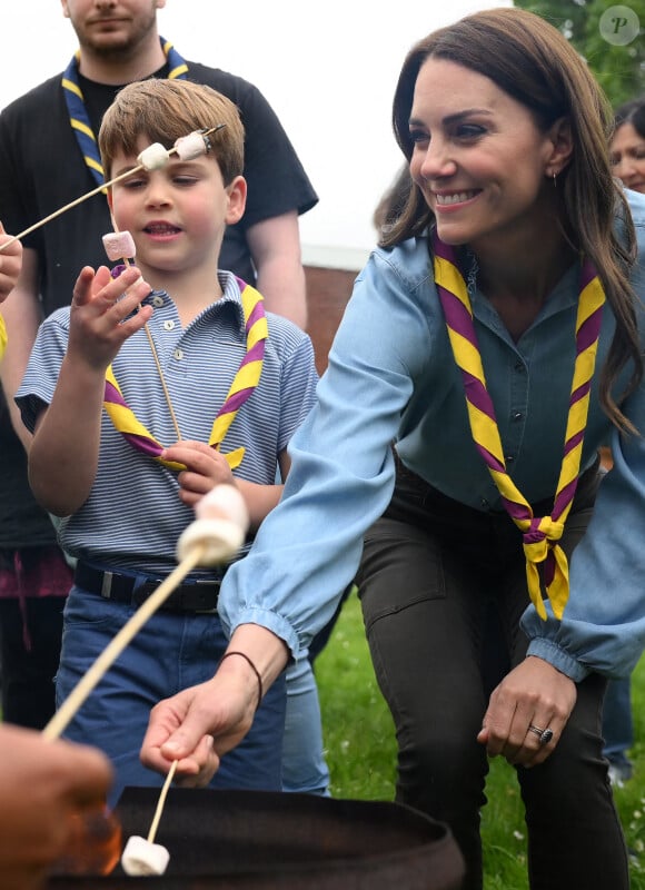 Daniel Leal_72085004 - Le prince William, prince de Galles, et Catherine (Kate) Middleton, princesse de Galles, et leurs enfants, participent à la journée du bénévolat "Big Help Out" à Slough 