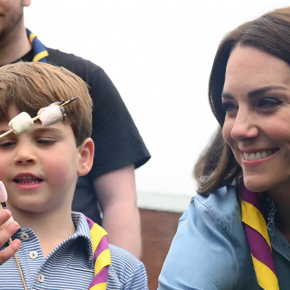 Daniel Leal_72085004 - Le prince William, prince de Galles, et Catherine (Kate) Middleton, princesse de Galles, et leurs enfants, participent à la journée du bénévolat "Big Help Out" à Slough 