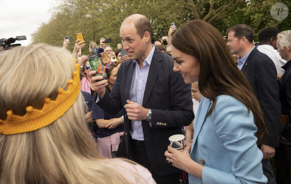 Elle avait la combinaison complète 
Le prince William, prince de Galles, et Catherine (Kate) Middleton, princesse de Galles, à la rencontre des membres du public participant au pique-nique du couronnement du roi sur la longue marche du parc du château de Windsor, Royaume Uni, le 7 mai 2023. 