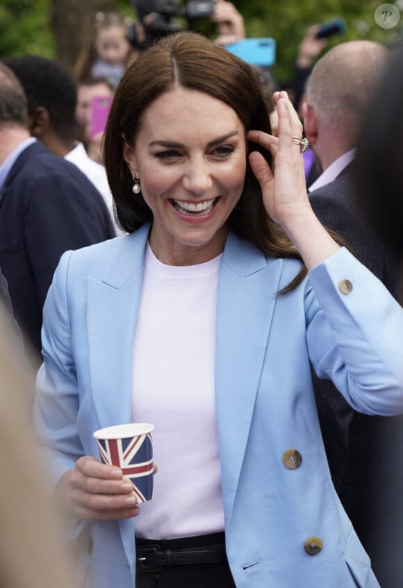 Camilla fait partie de l'association Bees for Development
Le prince de Galles, et la princesse de Galles, à la rencontre du public du concert du couronnement près du château de Windsor, le 7 mai 2023.